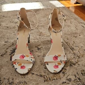NEVER WORN Floral White Women's Sandals